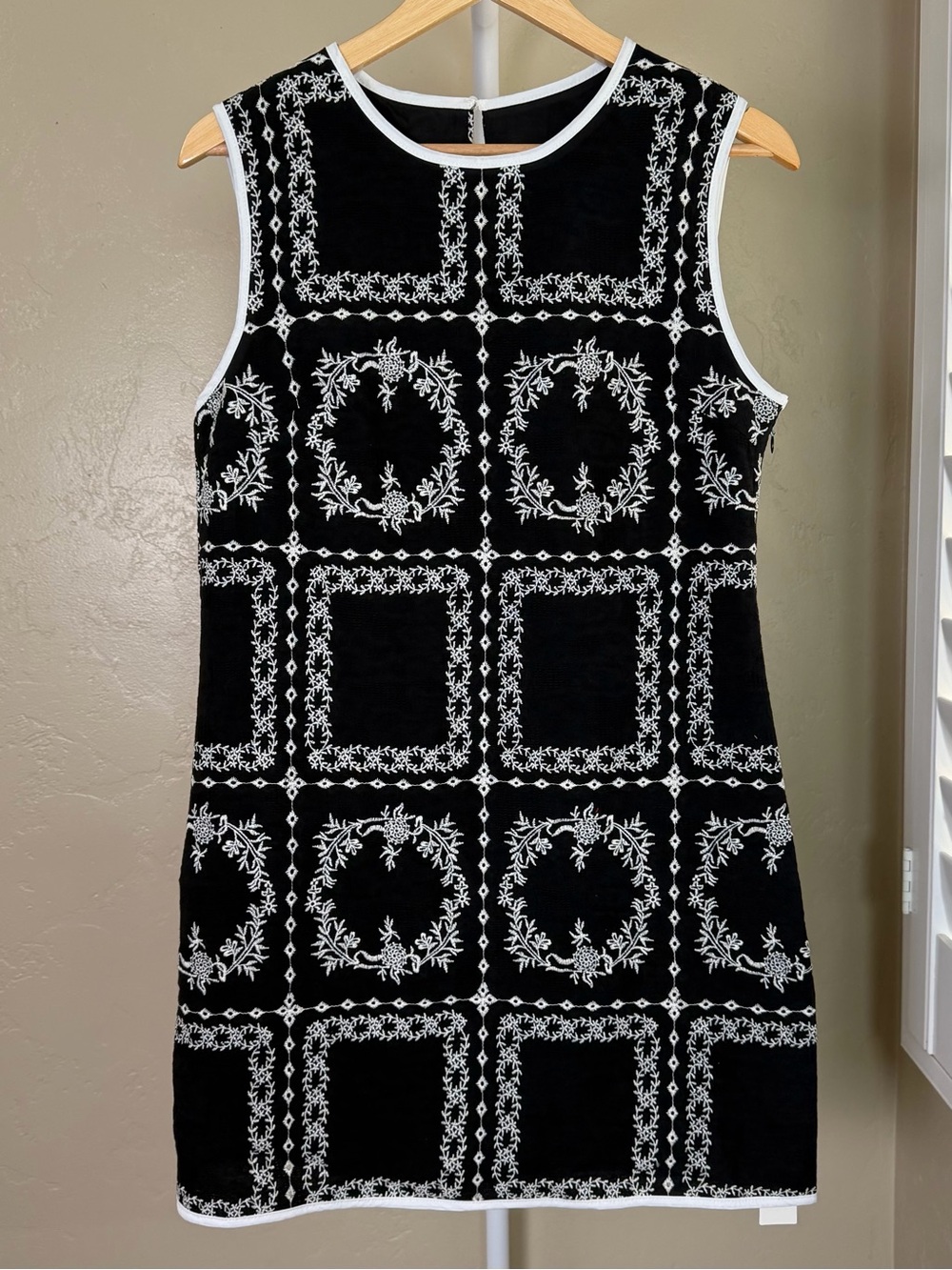Commense Linen Blend Black Embroidered Sleeveless Shift Dress Medium NWT - Picture 4 of 10